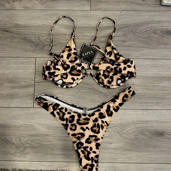 Leopard 2 piece - Picture 3 of 3